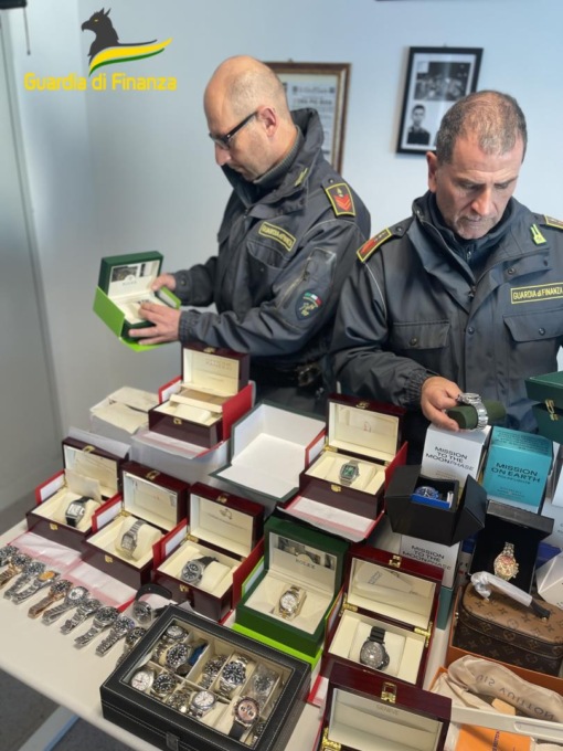 Sequestrati 600 prodotti con marchi di alta moda contraffatti