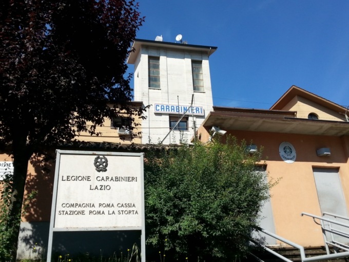 Rubano alimenti e sigarette in un minimarket e prendono a calci il titolare, arrestati