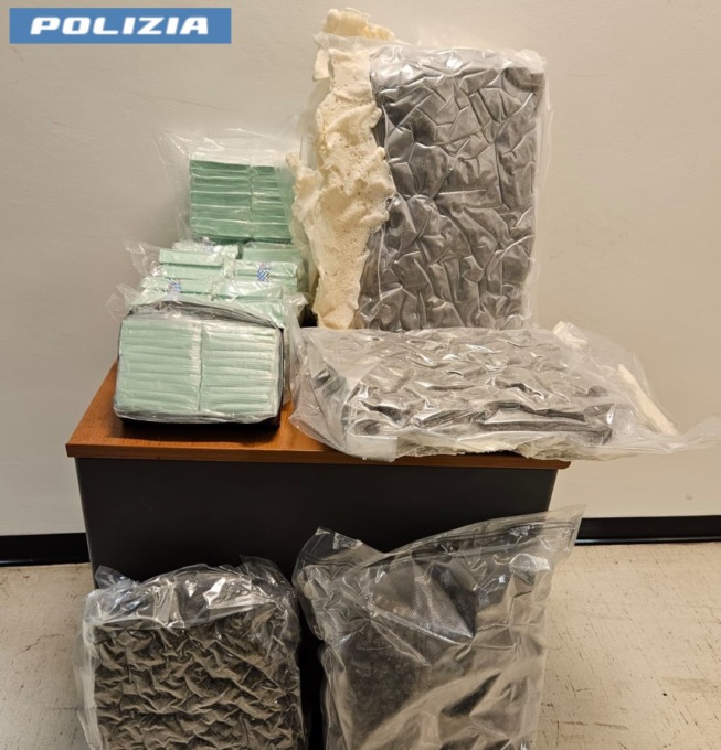Droga nella borsa frigo, arrestato un uomo dalla polizia