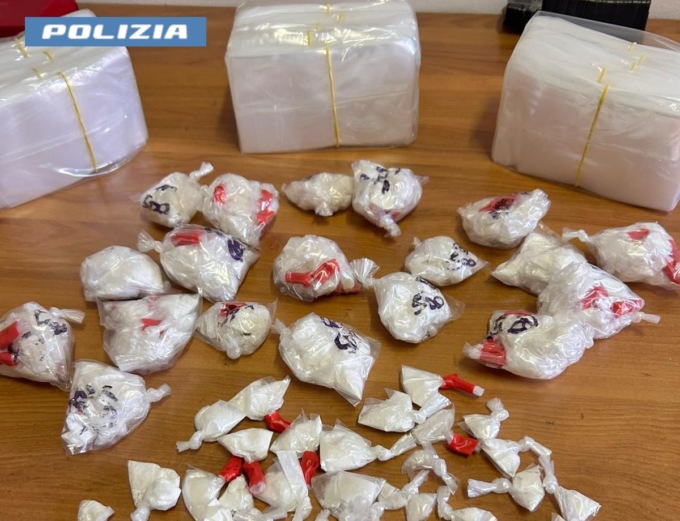 Droga a domicilio, arrestato dalla polizia un 21enne