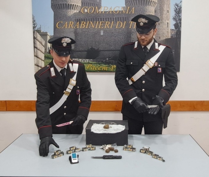 Fermato in auto, aveva a casa mezzo chilo di hashish