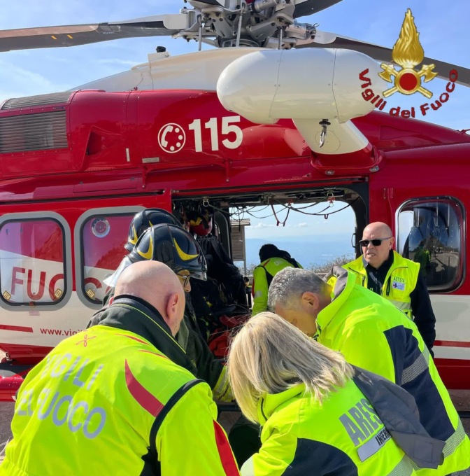 Precipita in montagna e muore davanti a moglie a figli