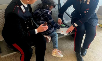 I genitori cambiano treno e dimenticano la bambina, salvata dai Carabinieri