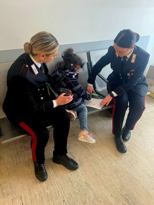 I genitori cambiano treno e dimenticano la bambina, salvata dai Carabinieri