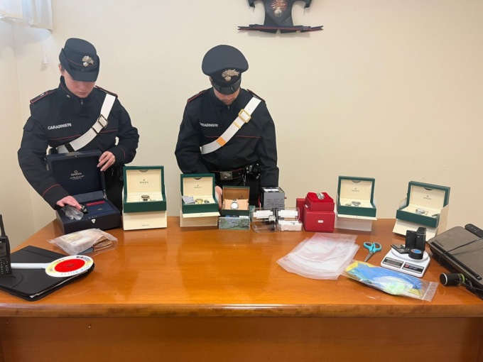 Droga, soldi e orologi di lusso nell’appartamento dello spaccio: due arresti sul litorale