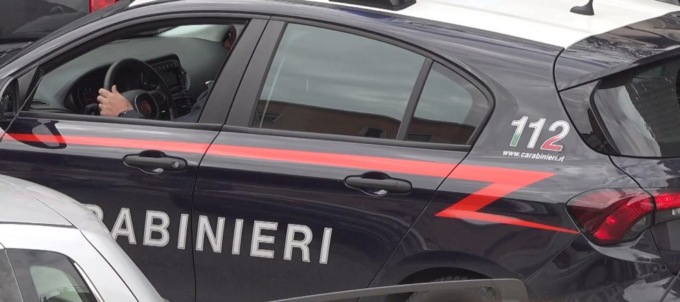 Con la pistola in tasca aggredisce i Carabinieri, arrestato
