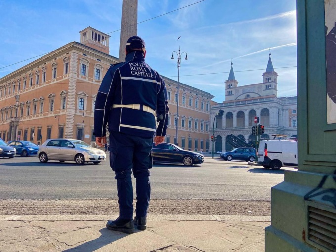 Ruba due telefoni cellulari e minaccia le vittime e i vigili urbani con una forbice