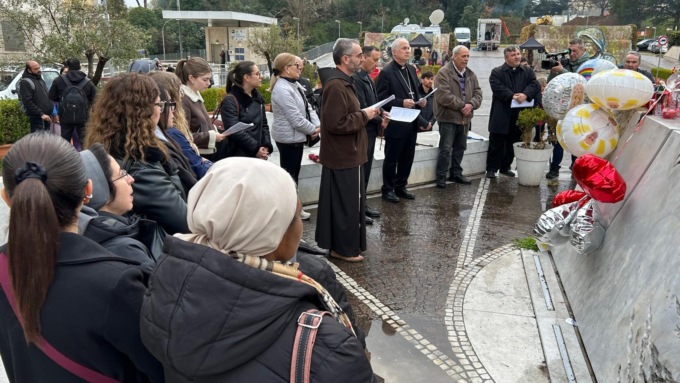 Papa Francesco in lieve miglioramento, la prognosi resta riservata