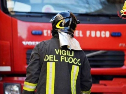 Incendio distrugge alcune baracche del campo nomadi, due feriti