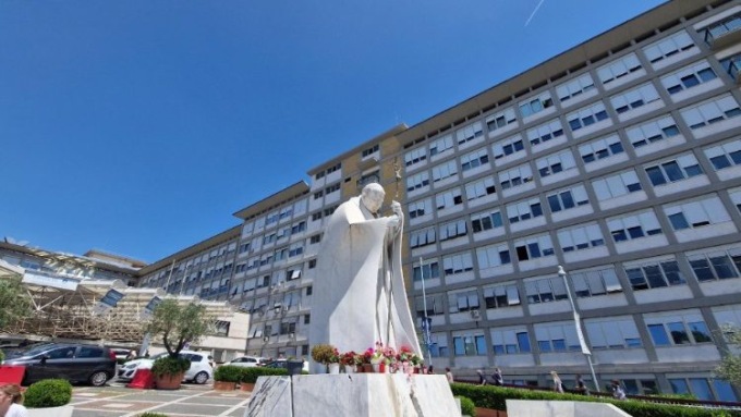 Pellegrini e malati in attesa del Papa