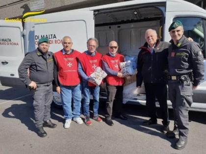 Solidarietà, devoluti dai Finanzieri di Roma capi d’abbigliamento