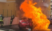 In fiamme un'auto in via Fratelli Ruspoli, nessun ferito