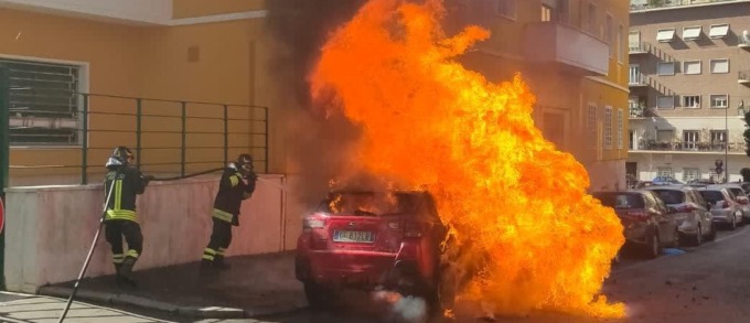 In fiamme un’auto in via Fratelli Ruspoli, nessun ferito