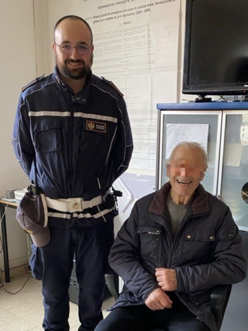 Agente della Polizia Locale salva anziano