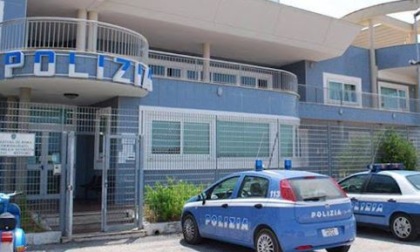 Fuggono con l'auto rubata, tamponano una macchina e feriscono un poliziotto