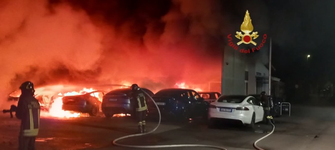 Incendio nella concessionaria Tesla, non si esclude la pista anarchica