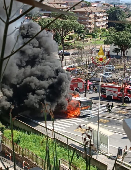 Ancora un autobus in fiamme, nessun ferito