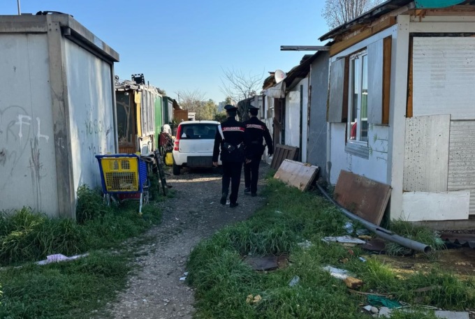 Controlli nei campi nomadi, identificate oltre 300 persone