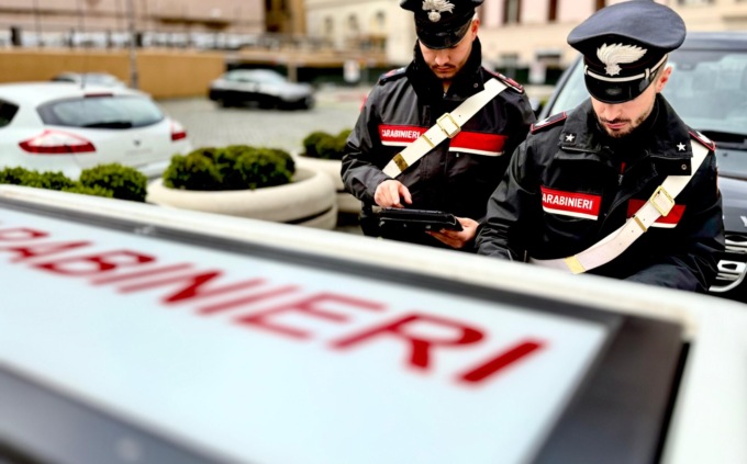 Incendia l’auto del genero dopo una lite, arrestato per tentato omicidio