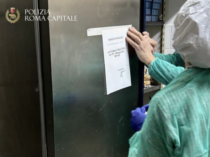 Topo, escrementi e sporcizia, chiusi due locali