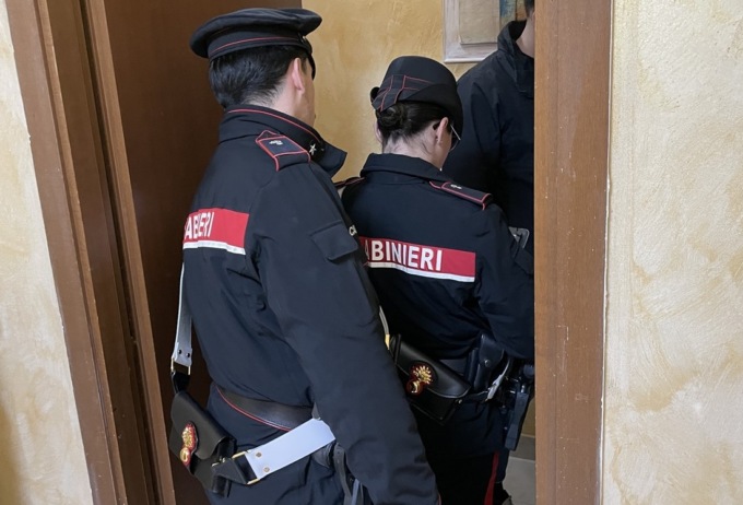 Colpisce la compagna incinta con una bottiglia e tenta di strangolarla