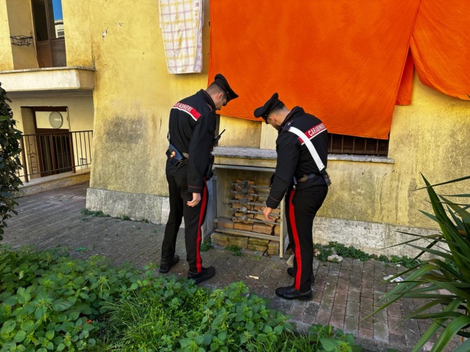 Allacci abusivi alla rete elettrica e spaccio di droga, controlli dei carabinieri nelle periferie
