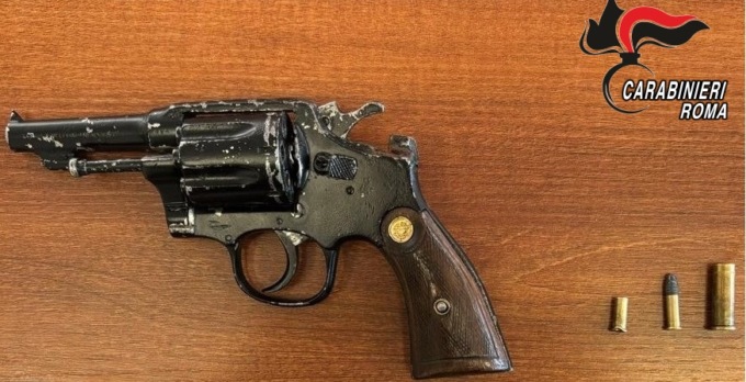 Prende a calci e pugni la moglie, arrestato marito violento