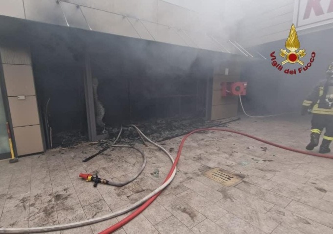 Maxi incendio in centro, in fiamme un negozio e un bar