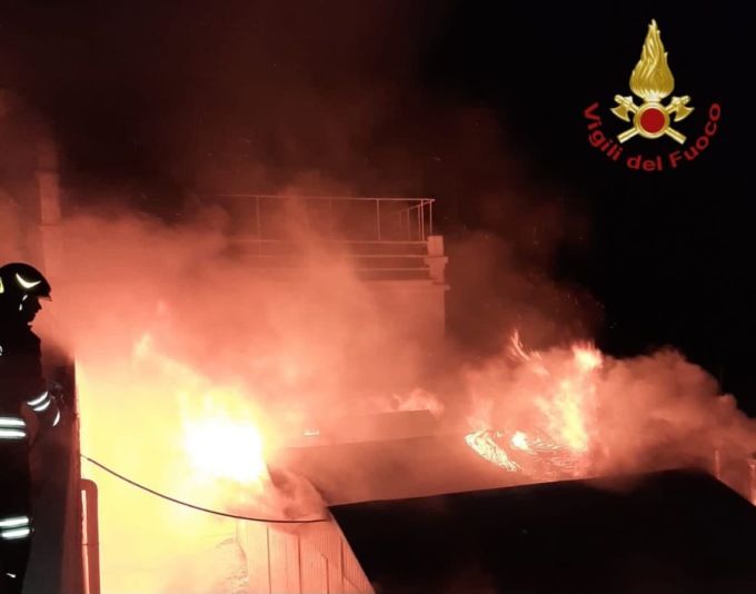 Stabilimenti balneari in fiamme ad Ostia, c’è un sospettato
