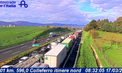 Tir di traverso sull'A1, traffico in tilt