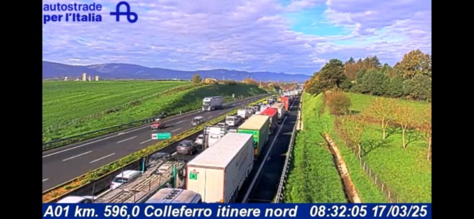 Tir di traverso sull’A1, traffico in tilt