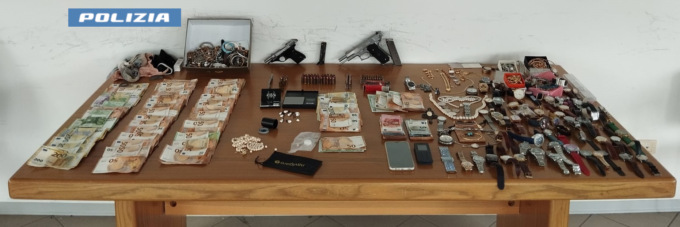 In casa oltre 53 mila euro, gioielli, droga e pistola, arrestata