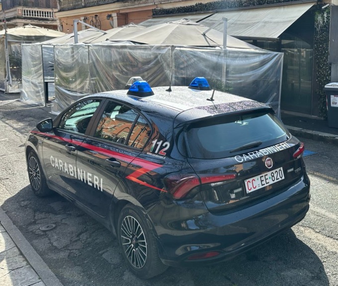 Schiaffi e pugni alla madre per i soldi, arrestato