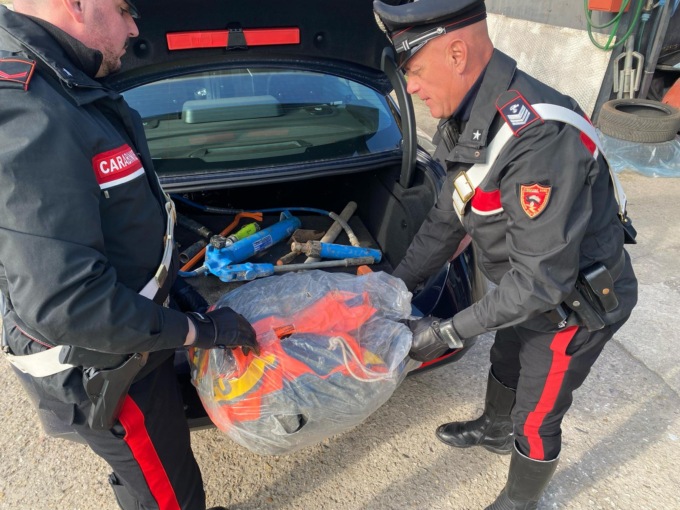 Attrezzi da scasso e un canotto gonfiabile nel tunnel fognario