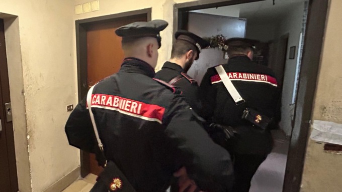 Droga a domicilio, 5 arresti