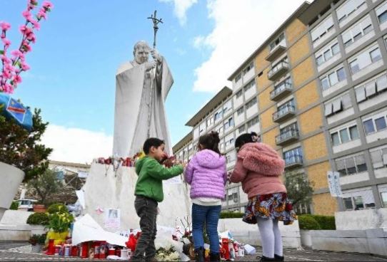 Papa Francesco: “Vicino ai malati, fragili come me. Grazie bambini, vi voglio bene”