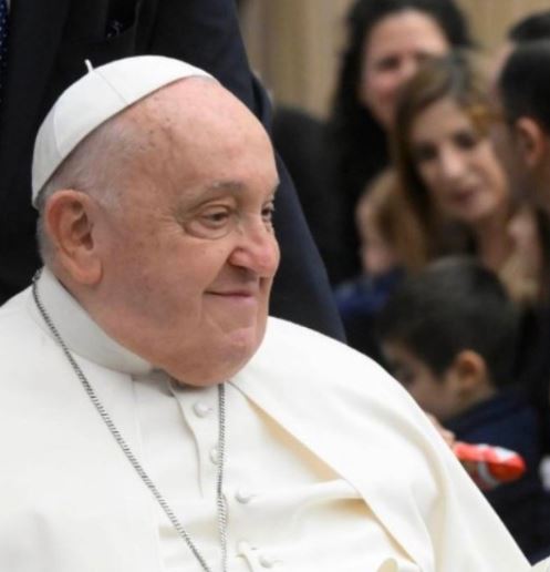 Papa Francesco: miglioramenti consolidati, i medici sciolgono la prognosi