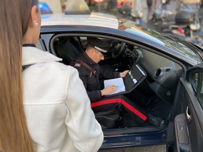 Donna con bimba di 12 mesi maltrattata in strada dal marito