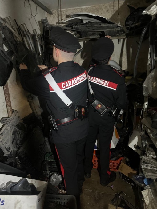 Fermati con l’auto rubata fatta a pezzi nel furgone