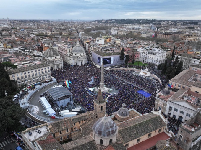 Bandiere blu in Piazza del Popolo per la manifestazione per l’Europa