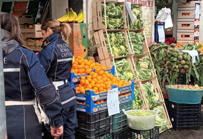 Minimarket e frutterie, i sequestri dei Nas e polizia locale