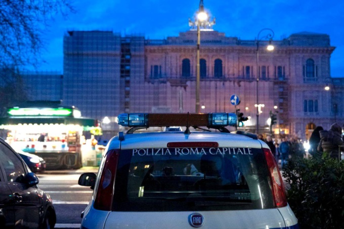Si scontra con due auto e scappa. Identificato e denunciato dalla Polizia Locale