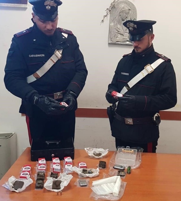 Droga e furto di acqua e gas, due arresti e quattro denunce