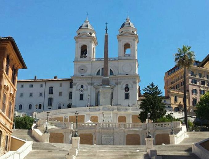 Precipita dal parapetto a Trinità dei Monti e muore