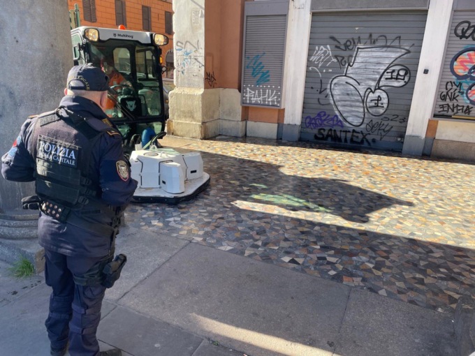 Controlli e ripristino del decoro in piazza Vittorio, bonificata l’area sotto i portici