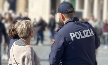 Baci e abbracci” in cambio di portafogli, arrestata una donna