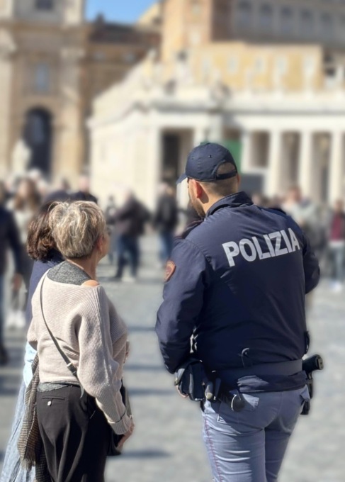 Baci e abbracci” in cambio di portafogli, arrestata una donna