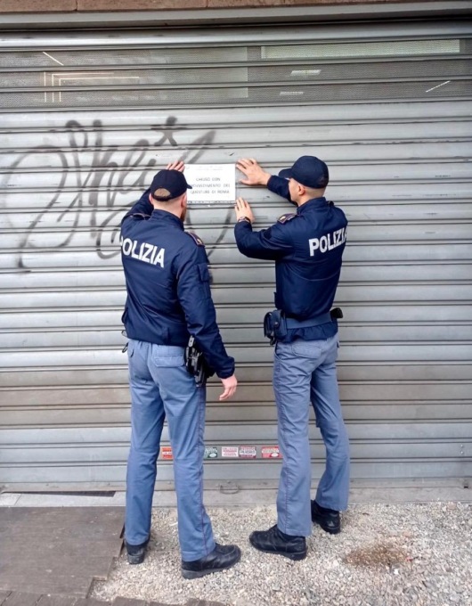 Rissa dentro e fuori un bar, giovane minaccia i presenti con una pistola