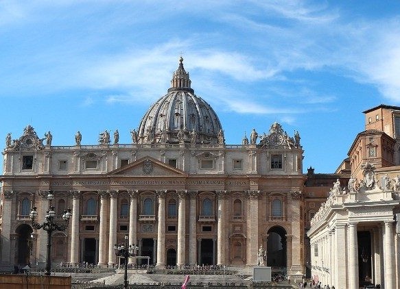 Inizia la settimana del conclave, tra piani sicurezza e l’invasione di fedeli