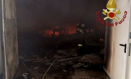 Incendio nella villa abbandonata diventata dimora di senza fissa dimora